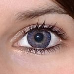 3 tones violet v detailu na původní barvě očí hnědo-zelené