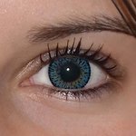 Elegance blue v detailu na původní barvě očí hnědo-zelené