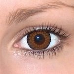 Eyelush brown v detailu na původní barvě očí hnědé