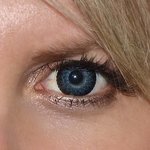 Eyelush grey v detailu na původní barvě očí modré