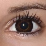 Eyelush choco v detailu na původní barvě očí hnědo-zelené