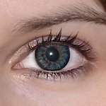 Glamour blue v detailu na původní barvě očí hnědo-zelené